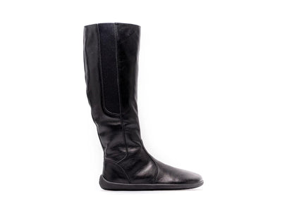 A photo of Belenka Sierra made from smooth leather, fleece, and rubber soles. The boots are black in color with a tall riding boot elastic paneled shaft lined with fleece. One boot is shown from the right side against a white background. #color_black