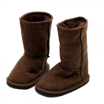A photo of kids Zeezoo dingo boots made with suede lined with sheepskin and rubber soles. The boots are brown in color and they go around the mid calf. Both boots are shown beside each other angled to the right side against white background. #color_brown