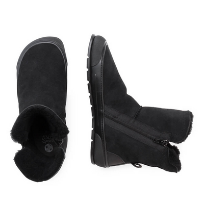 A photo of Zapatos Feroz Alcoy made with suede, sheepskin, and rubber soles. The boots are black in color with rubber around the soles and a zipper on the side. Both boots are shown from above the left boot is facing upright and the right boot is lying on its right side against a white background. #color_black