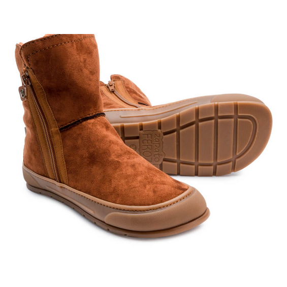 A photo of Zapatos Feroz Alcoy made with microfiber and rubber soles. The boots are nut brown in color with rubber around the soles and a zipper on the side.  Both boots are shown beside each other, the boots are facing right with the left boot lying on it’s side to show the sole. #color_nut-brown